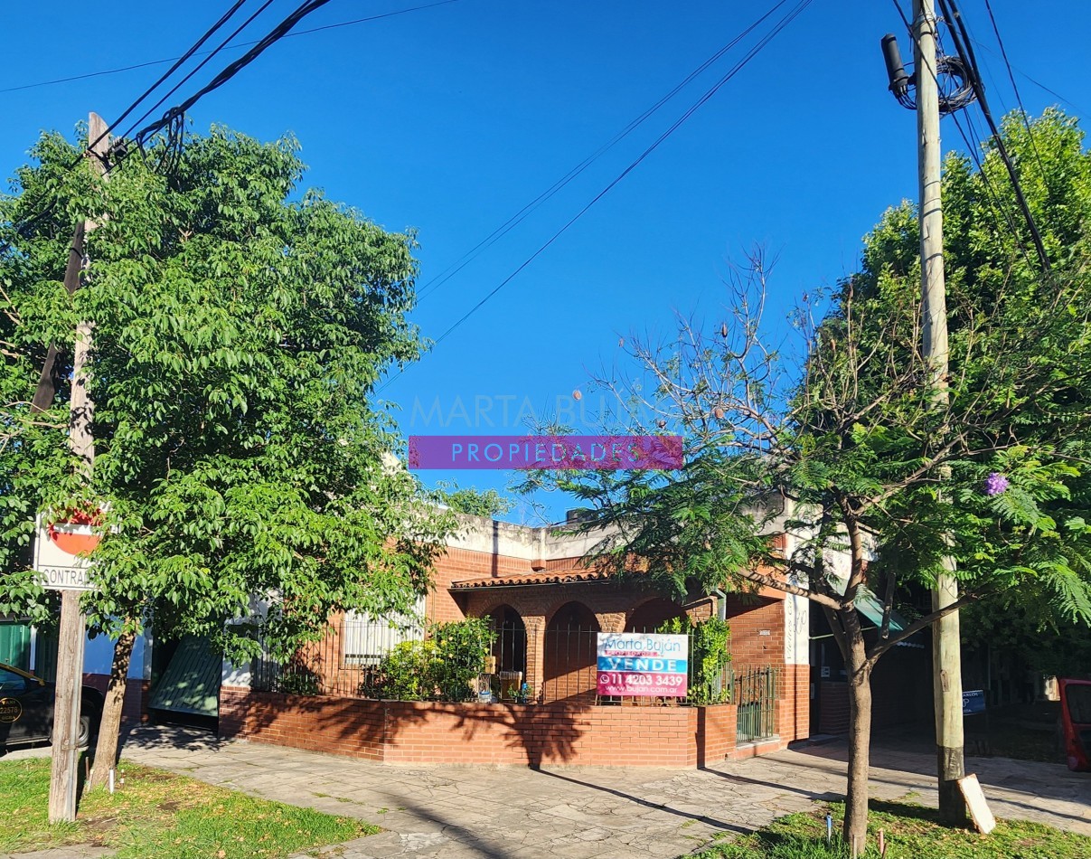 EXCELENTE CASA EN ESQUINA CON LOCAL